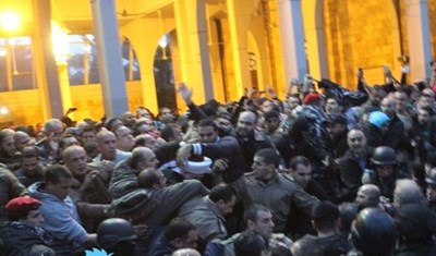 معارضون لمفتي لبنان يحاصرونه في مسجد قبل تدخل القوى الأمنية لإخراجه