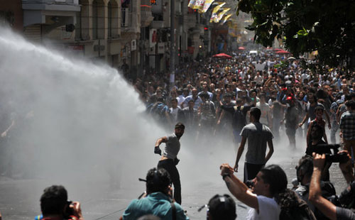 الشرطة التركية تفرّق تظاهرات تطالب باستقالة أردوغان في أنقرة وإسطنبول