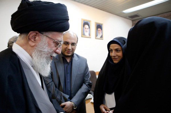 بطلة العالم الإيرانية في الووشو تهدي ميداليتها الذهبية لقائد الثورة طباعة