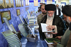 الإمام الخامنئي يزور معرض النتاجات العلمية و البحثية في مؤسسة دار الحديث