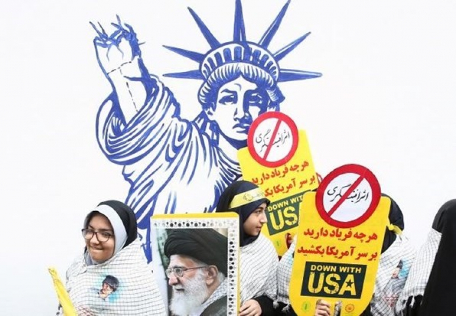 فورين أفيرز&quot;: إيران نجت من العقوبات الأميركية وسينجو برنامجها النووي ودورها الإقليمي