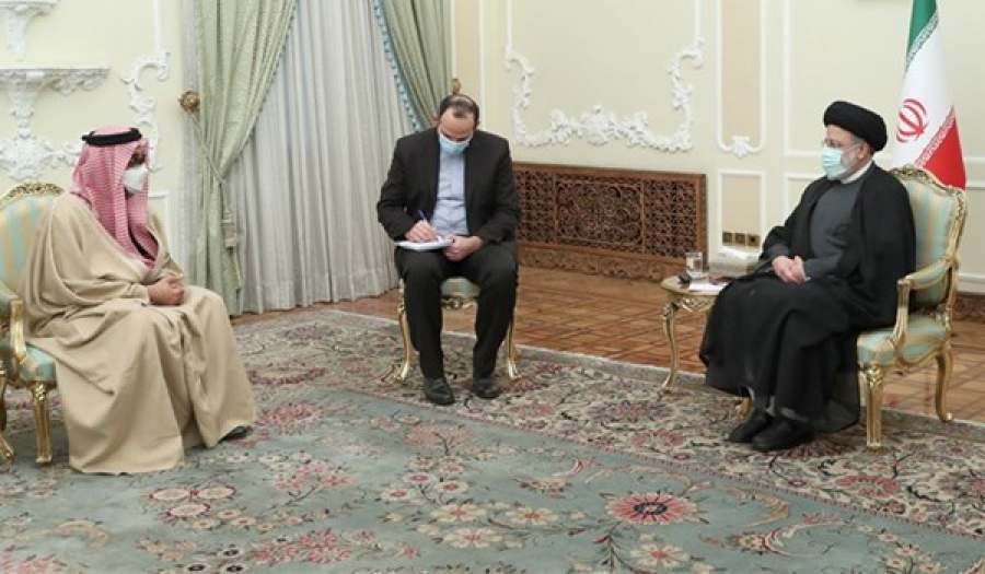 الرئيس الايراني يستقبل مستشار الامن الوطني الاماراتي