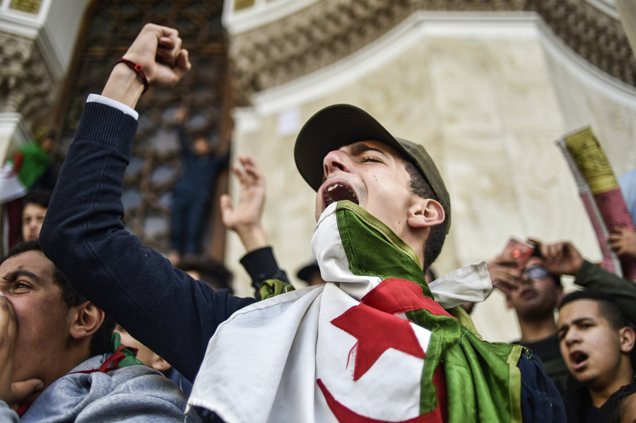 في ذكرى استقلال بلد المليون شهيد.. الجزائر بين ثورة وحراك