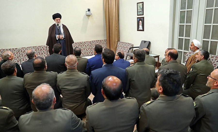 الإمام الخامنئي: من الضروري تعزيز قدرات الجيش الإيراني