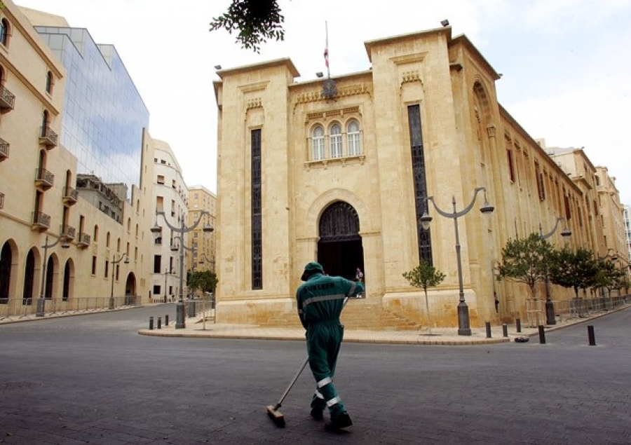الحكومة تلوح بإجراءات موجعة في لبنان ورفض المس بالرواتب والأجور