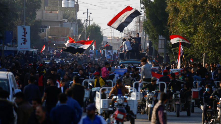 محتجون يهاجمون السفارة الأمريكية في بغداد تنديدًا بالضربات الجوية الأمريكية