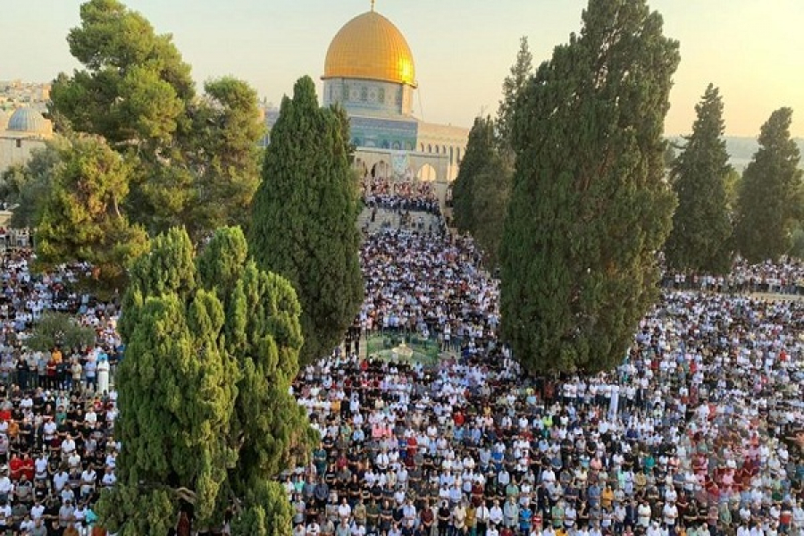100 ألف يؤدون الصلاة بالمسجد الأقصى.. المسلمون يحتفلون بأول أيام عيد الأضحى