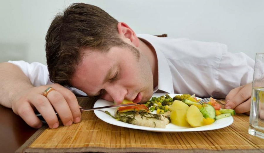 ما سبب الرغبة الشديدة بالنوم بعد تناول وجبة الطعام؟