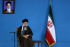 الإمام الخامنئي يستقبل حشداً من العمال الإيرانيين بمناسبة يوم العامل