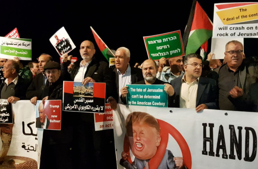 مئات الفلسطينيين يتظاهرون أمام القنصلية الأمريكية في تل أبيب ضد قرار ترامب‎