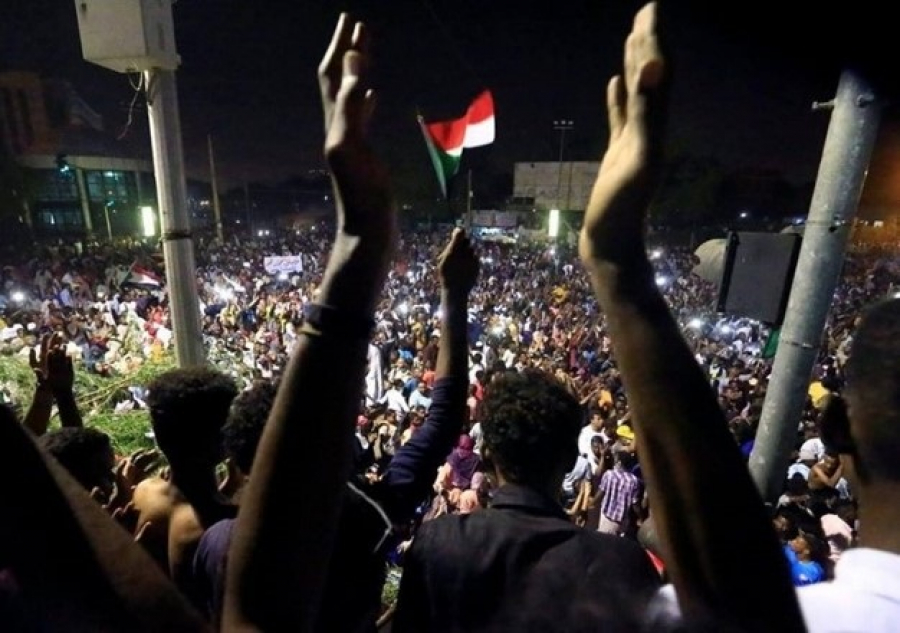 السودان: تعيين عبد الفتاح البرهان مكان بن عوف ودعوات لمواصلة الاعتصامات