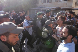 الشرطة الإسرائيلية تعتدي على معتصمين أمام &quot;الأقصى&quot; وتعتقل أحدهم