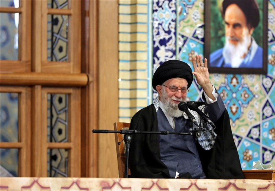 قائد الثورة : التقدم في العلاقات الايرانية مع دول المنطقة افشل مساعي الغرب في فرض العزلة على البلاد
