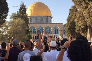 القدس تنتصر: إعادة فتح أبواب الأقصى وآلاف المقدسيين يتوافدون إليه