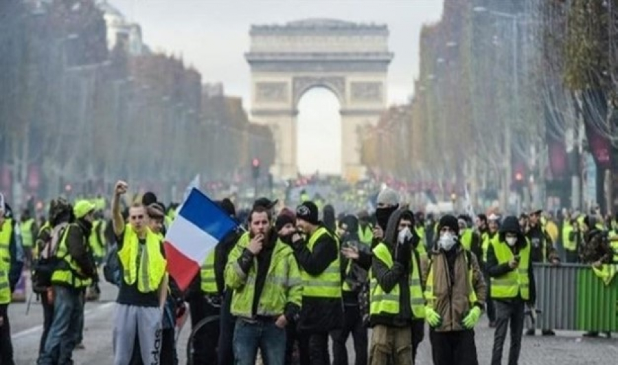 &quot;السترات الصفر&quot; في باريس يرفعون شعار: &quot;السلطة للشعب.. وداعاً للديكتاتوريين&quot;
