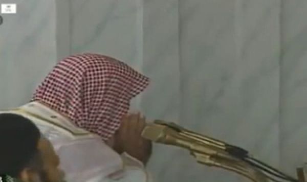 القيام بعمل غير صحيح من جانب إمام مسجد النبي (ص)