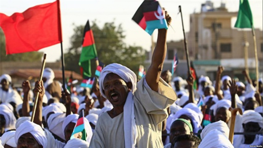 الشرطة السودانية تمنع تظاهرة من التوجّه إلى قصر البشير في الخرطوم