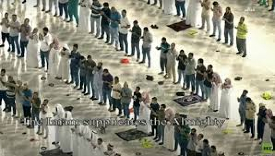 أول صلاة تراويح في رمضان بالمسجد الحرام وسط إجراءات احترازية ضد كورونا