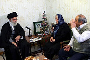 كاتب يروي زيارة سماحة قائد الثورة الإسلامية لعائلة الشهيد الآشوري «روبرت لازار»