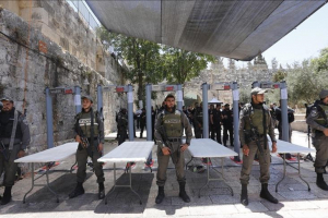 قناة إسرائيلية: الشرطة ستزيل البوابات الإلكترونية بـ&quot;الأقصى&quot; وتلجأ للتفتيش اليدوي