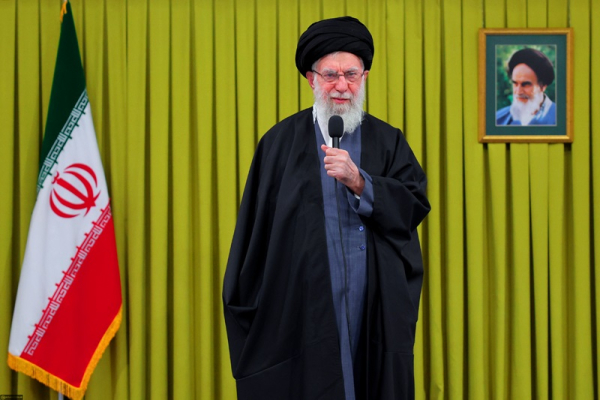 الإمام الخامنئي يشكر الشعب الإيراني على المشاركة المليونية في مسيرات ذكرى انتصار الثورة الإسلامية