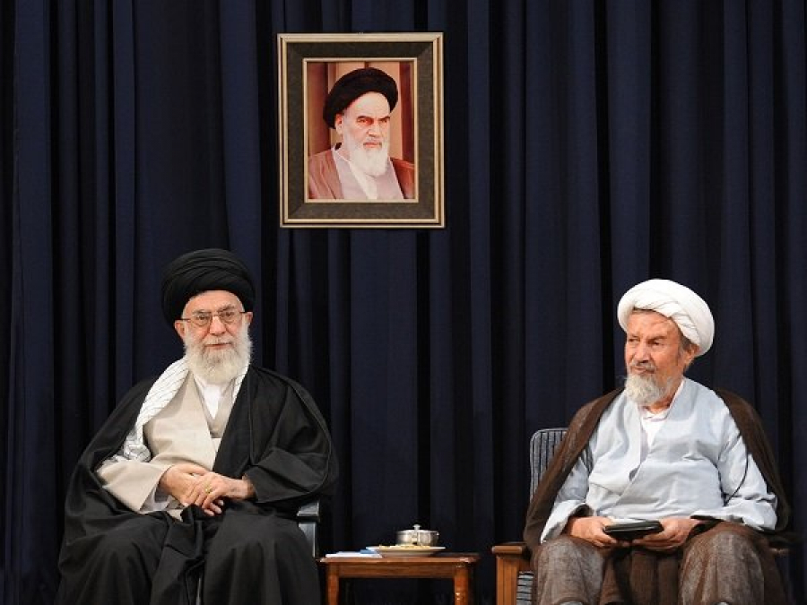 قائد الثورة الاسلامية يعزي بوفاة عضو مجلس صيانة الدستور