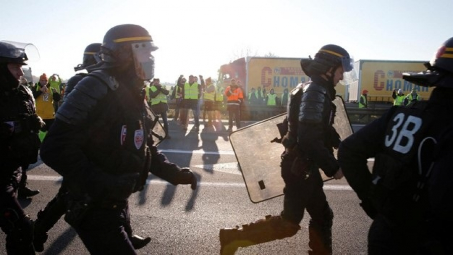الحكومة الفرنسية تنشر 90 ألف شرطي تحسباً للتظاهرات