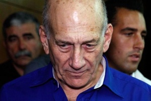 أولمرت أول رئيس حكومة يدخل السجن في إسرائيل