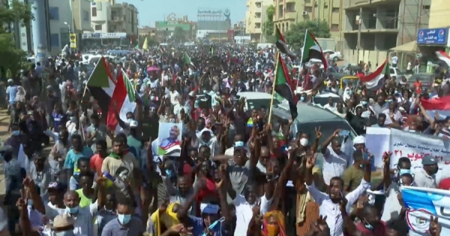 السودان.. 36 مصابا في مظاهرات مؤيدة للحكم المدني وحمدوك يتعهد باستكمال مؤسسات الحكم الانتقالي
