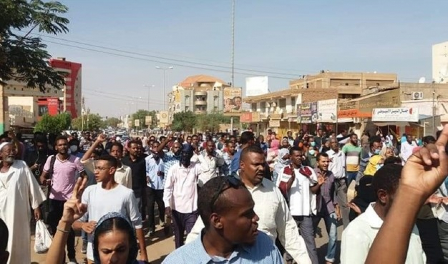 السودانيون يواصلون الاحتشاد أمام مقرّ قيادة الجيش مطالبين بتسليم السلطة فوراً