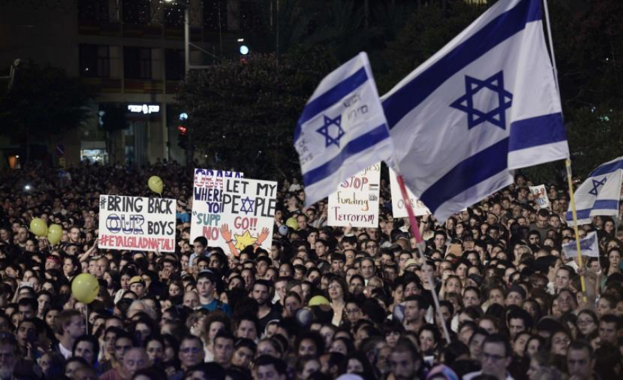 آلاف الإسرائيليين يتظاهرون وسط تل أبيب للمطالبة برحيل نتنياهو