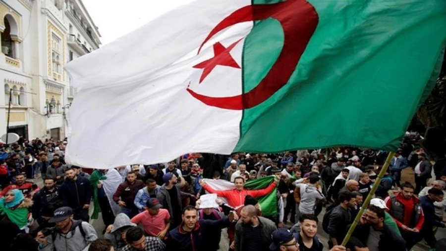 هل تتخذ الجزائر من صدّ الأطماع الخارجية طريقاً لحل الأزمة؟