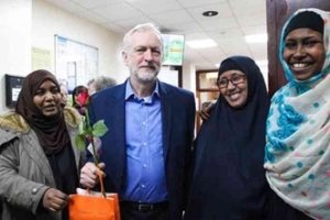 مساجد بريطانيا تهدي لزوّارها غير المسلمين مصاحف وزهوراً