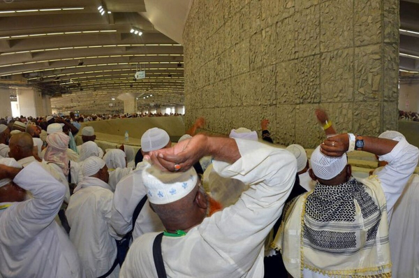 Going to Mina and throwing pebbles (throwing pebbles at Jamarat al-Aqaba)
