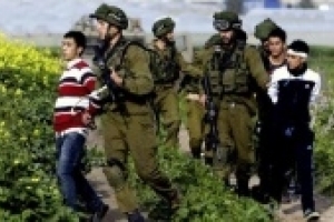 Zionist troops attack Palestinian pupils