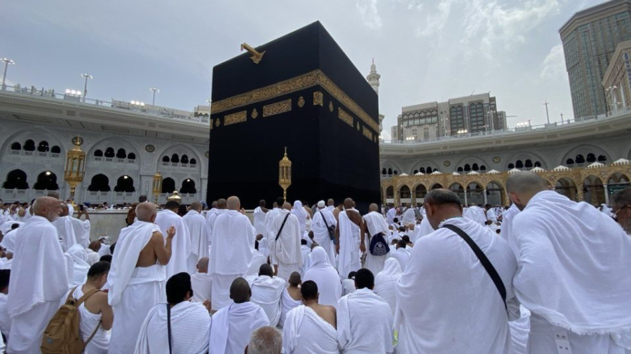 How have the Kaaba&#039;s curtain changed throughout history?