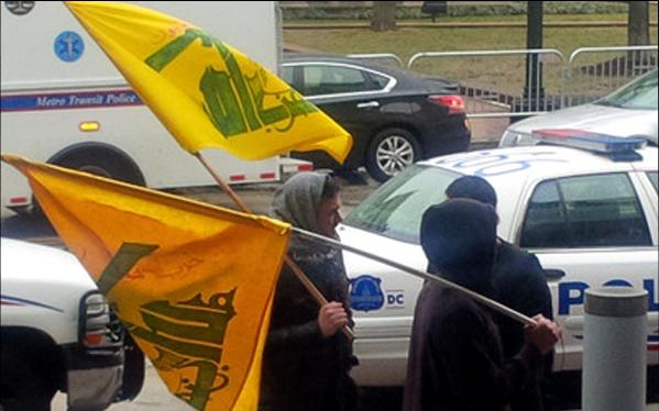 پرچم حزب‌الله در دست دو جوان آمریکایی