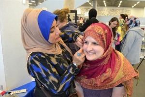 در آلمان؛  وقتی غیرمسلمانان حجاب را تجربه می کنند
