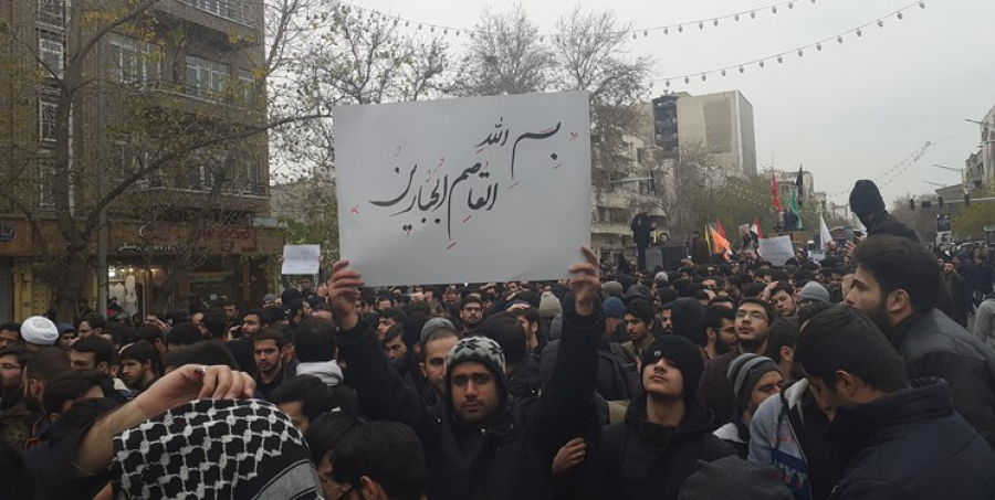 اجتماع دانشجویان در حاشیه مراسم تشییع شهیدسلیمانی / اعلام آمادگی برای انتقام از آمریکا