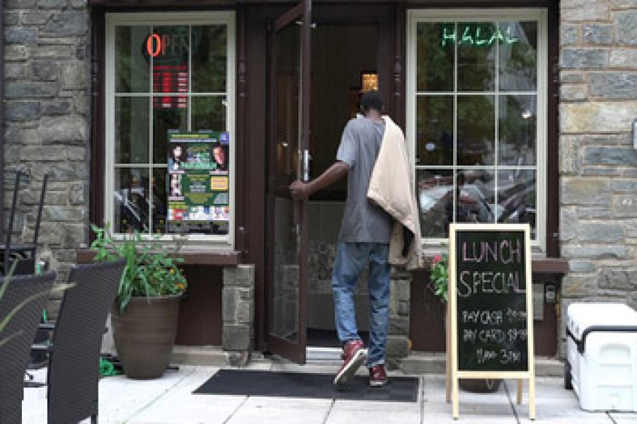 رستوران‎دار مسلمان به «وصیت مادر» به افراد بی‎خانمان غذا می‌دهد