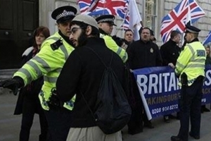 حدود نيمي از مسلمانان انگليسي از تبعيض ديني  ضد اسلام در اين کشور رنج مي برند.