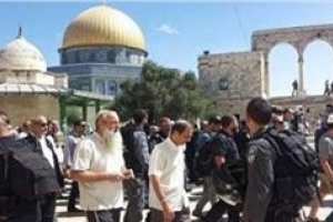 شهرک نشینان صهیونیست با پشتیبانی نظامیان اسرائیلی بار دیگر به مسجد الاقصی تعرض کردند