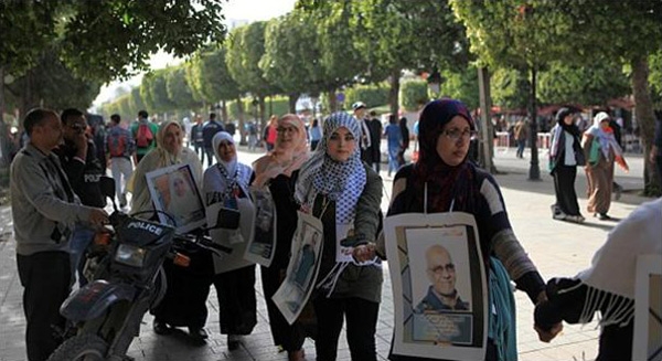 زنجیره انسانی تونسی‌ها در همبستگی با زندانیان فلسطینی