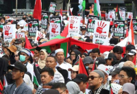 تظاهرات مردم اندونزی مقابل سفارت آمریکا در حمایت از ملت فلسطین