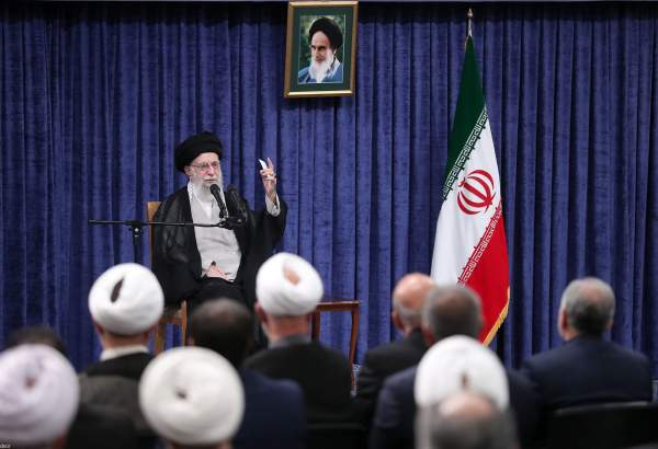 ملت با جهت‌گیری‌های گوناگون سیاسی و وزن متفاوت مذهبی پای ایران عزیز ایستاد