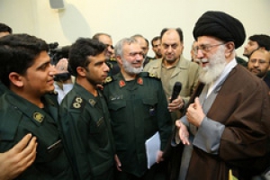 دیدار رهبر معظم انقلاب اسلامی با پاسدارانی که متجاوزان امریکایی به آبهای ایران را بازداشت کردند