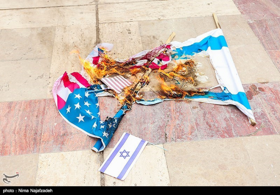 معترضان لبنانی پرچم‌های آمریکا و اسرائیل را آتش زدند + عکس