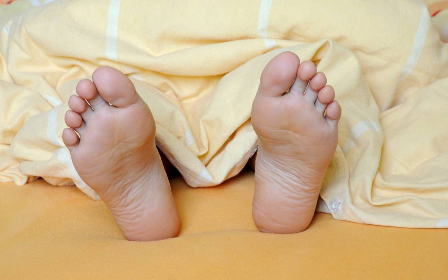 علت زردی کف پاها چیست؟