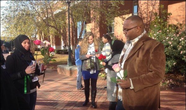 هدیه گل شیعیان مقیم فرانسه به غیرمسلمانان به مناسبت سال ميلادي جديد