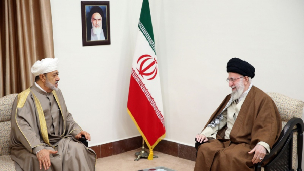 رهبر معظم انقلاب اسلامی: گسترش روابط ایران و عمان به نفع هر دو کشور است